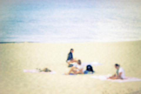 Drei Personen am Strand, lizenzfreies Stockfoto