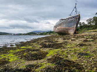 UK, Schottland, Highland, Loch Linnhe, Schiffswrack am Strand von Corpach - STSF01394