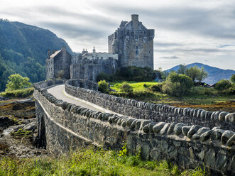 UK, Scotland, Loch Alsh, Kyle of Lochalsh, Eilean Donan Castle - STSF01395