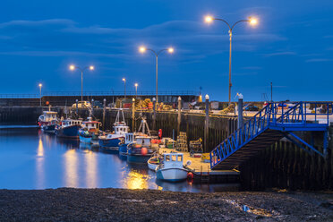 Vereinigtes Königreich, Schottland, Highland, Sutherland, Hafen von Helmsdale bei Nacht - STSF01402