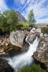 Großbritannien, Schottland, Schottische Highlands, Glen Etive, Bergmassiv Buachaille Etive Mor mit Berg Stob Dearg, Fluss Coupall, Wasserfall Etive Mor - FOF09451