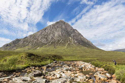 Großbritannien, Schottland, Schottische Highlands, Glen Etive, Bergmassiv Buachaille Etive Mor, Fluss Coupall, männlicher Tourist fotografiert den Berg Stob Dearg - FOF09453