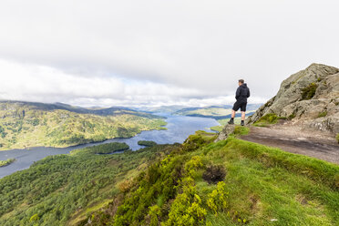 UK, Schottland, Highland, Trossachs, Blick vom Berg Ben A'an zum Loch Katrine - FOF09454