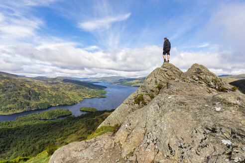 UK, Schottland, Highland, Trossachs, Blick vom Berg Ben A'an zum Loch Katrine - FOF09455