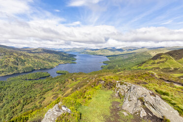 UK, Schottland, Highland, Trossachs, Blick vom Berg Ben A'an auf Loch Katrine - FOF09456