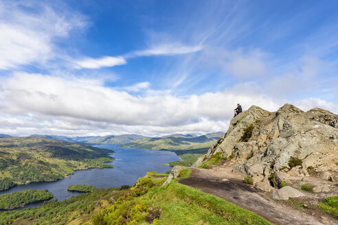 UK, Schottland, Highland, Trossachs, Blick vom Berg Ben A'an zum Loch Katrine - FOF09457