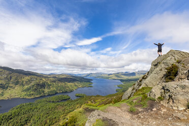 UK, Schottland, Highland, Trossachs, Tourist jubelt auf dem Berg Ben A'an mit Blick auf Loch Katrine - FOF09458