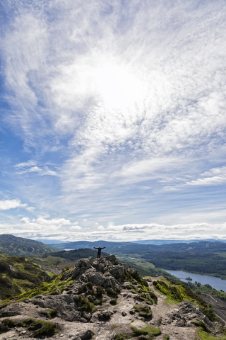UK, Schottland, Highland, Trossachs, Tourist jubelt auf dem Berg Ben A'an mit Blick auf Loch Katrine, lizenzfreies Stockfoto