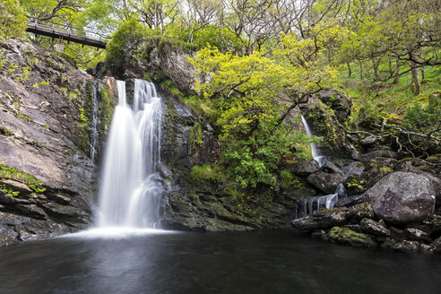 Großbritannien, Schottland, Schottische Highlands, Loch Lomond, Trossachs, Wasserfall von Inversnaid - FOF09463