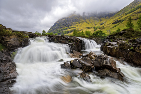 Großbritannien, Schottland, Schottische Highlands, Glencoe, Clachaig Falls und Berg Aonach Dubh, lizenzfreies Stockfoto