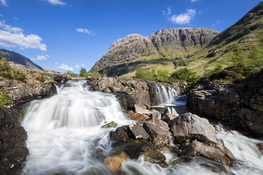 Großbritannien, Schottland, Schottische Highlands, Glencoe, Clachaig Falls und Berg Aonach Dubh - FOF09471