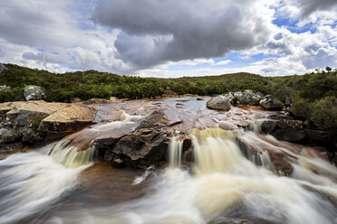 Großbritannien, Schottland, Schottische Highlands, Rannoch Moor, Glencoe, Cauldon Wasserfall - FOF09475