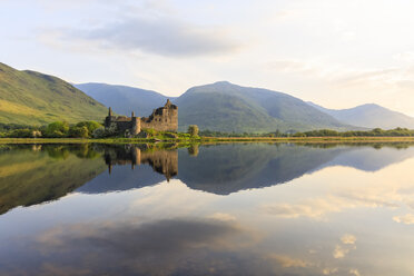 Großbritannien, Schottland, Schottische Highlands, Argyll und Bute, Loch Awe, Burgruine Kilchurn Castle - FOF09477