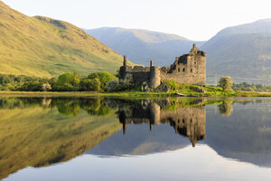 Großbritannien, Schottland, Schottische Highlands, Argyll und Bute, Loch Awe, Burgruine Kilchurn Castle - FOF09478