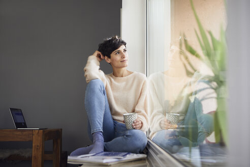 Entspannte Frau zu Hause am Fenster sitzend - RBF06100