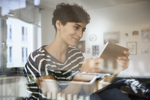 Woman using tablet at home - RBF06112