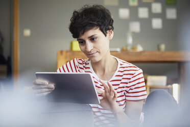 Woman using tablet at home - RBF06124