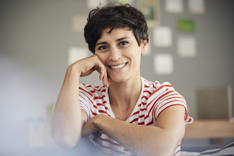 Porträt einer lächelnden Frau zu Hause, lizenzfreies Stockfoto