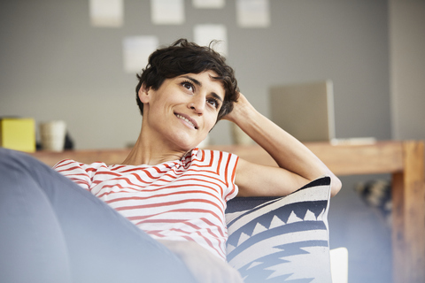 Porträt einer Frau, die zu Hause nachdenkt, lizenzfreies Stockfoto