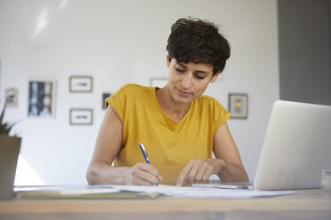 Woman working at table at home - RBF06150