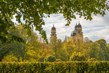 Deutschland, Bayern, München, Theatinerkirche im Herbst - KEBF00674