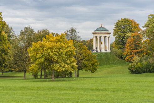 Deutschland, Bayern, München, Englischer Garten, Monopterus im Herbst - KEBF00675