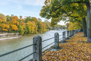 Deutschland, Bayern, München, Isar, Maximilianeum im Herbst - KEBF00677