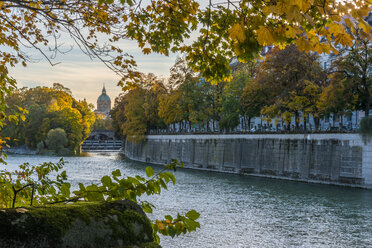 Deutschland, Bayern, München, Isar, Praterinsel und Lukaskirche im Herbst - KEBF00682