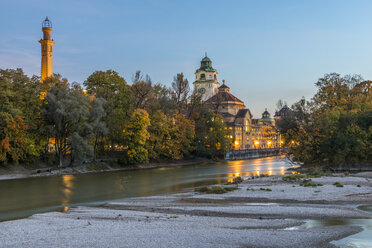Germany, Bavaria, Munich, River Isar and Muellersches Volksbad in autumn - KEBF00683