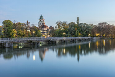 Deutschland, Bayern, München, Isar und Muellersches Volksbad im Herbst - KEBF00685