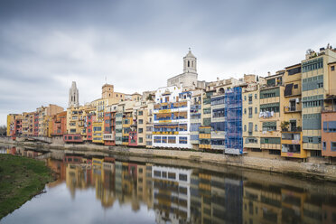 Spain, Girona, colorfull houses in old town - XCF00156