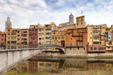 Spain, Girona, colorfull houses in old town - XCF00157