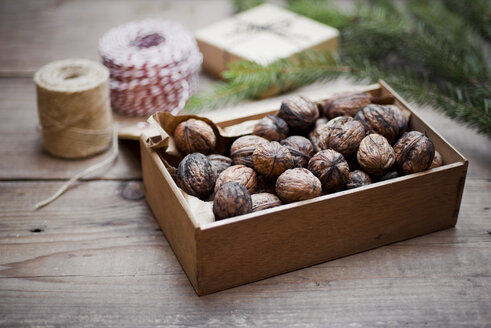 Wooden box of organic walnuts - CZF00313