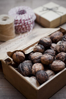 Wooden box of organic walnuts - CZF00314