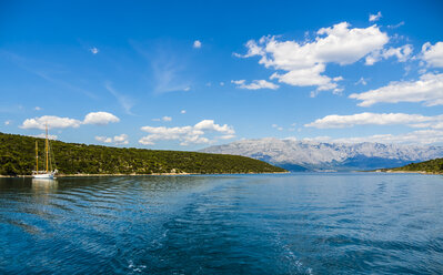 Croatia, Damlatia, Brac Island, Povlja, bay of Pucisca with sailing ship - AMF05507