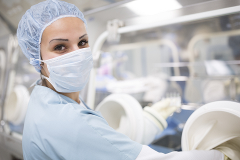 Porträt eines Wissenschaftlers, der in einem Isolatorlabor arbeitet, lizenzfreies Stockfoto