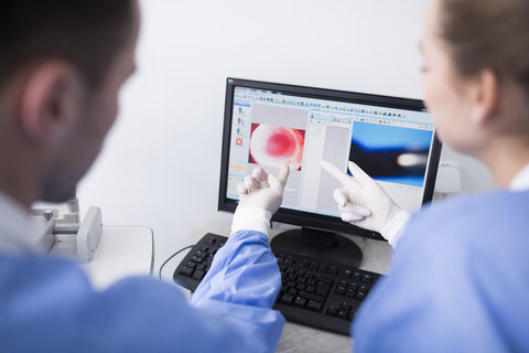 Labortechniker mit Laptop diskutieren, lizenzfreies Stockfoto