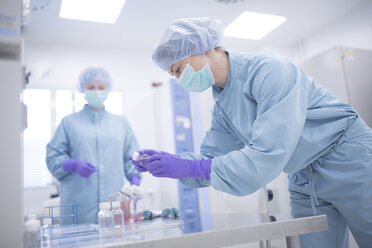 Wissenschaftler arbeiten im Labor für die Arzneimittelproduktion - WESTF23650