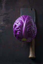 Purple Sweetheart Cabbage und Hackbeil auf dunklem Grund - CSF28501