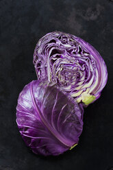 Zwei Hälften von lila Sweetheart Cabbage auf dunklem Grund - CSF28502
