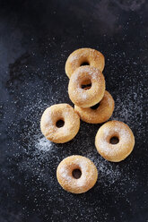 Sechs Mini-Doughnuts mit Zucker bestreut auf dunklem Grund - CSF28505