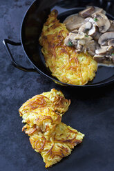 Potato rostis with champignons in cream sauce - CSF28534