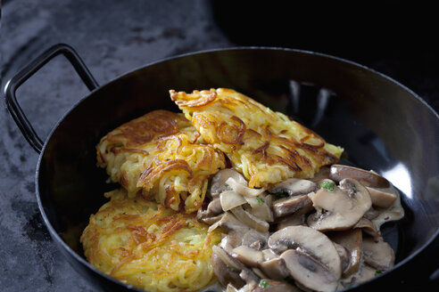 Pfanne mit Kartoffelröstis und Champignons in Sahnesauce - CSF28536