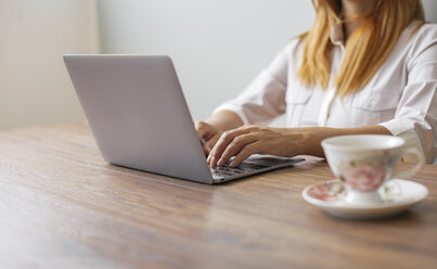 Geschäftsfrau arbeitet am Laptop am Schreibtisch im Büro, Teilansicht - MOMF00295