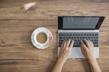 Hands of businesswoman at desk working on laptop - MOMF00297