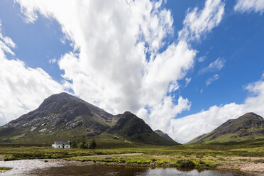 Great Britain, Scotland, Scottish Highlands, Glencoe, Rannoch Moor, Lagangarbh Hut, River Coupall, Mountain massif Buachaille Etive Mor - FOF09490