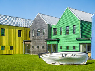 UK, Scotland, Highland, Caithness, John O'Groats, colorful houses and boat - STSF01417