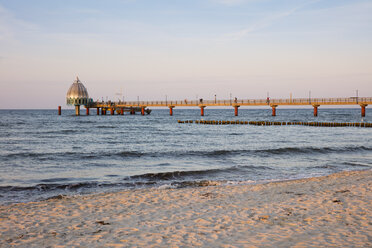 Deutschland, Zingst, Blick auf U-Boot-Gondel und Uferpromenade in der Dämmerung - WIF03457