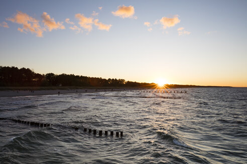 Deutschland, Zingst, Blick auf die Küste bei Sonnenuntergang - WIF03458