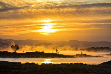 Großbritannien, Schottland, Schottische Highlands, Glencoe, Rannoch Moor, Sonnenaufgang über Loch Ba - FOF09514